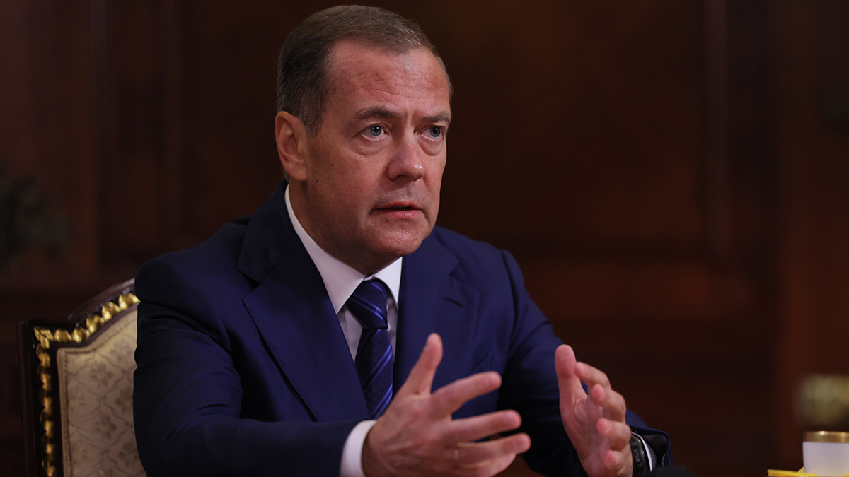 Медведев намекнул, что американцам следует устранить Зеленского