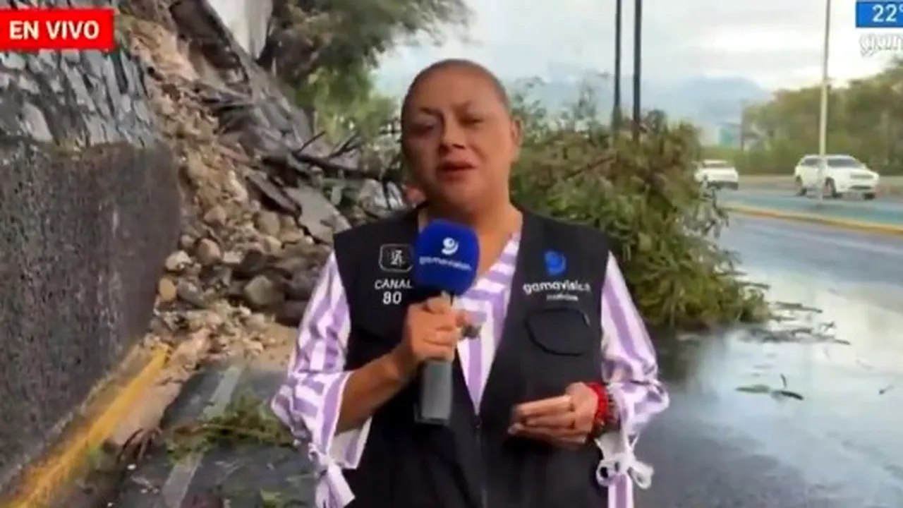 Журналистку и оператора сбила машина во время прямого эфира