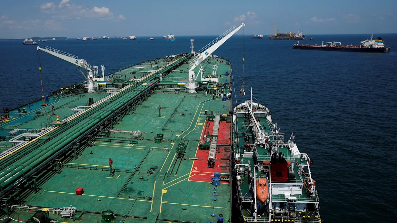 Costul traversării Strâmtorii Ormuz ajunge la 40 de milioane de dolari. Companiile maritime mizează pe superpetroliere