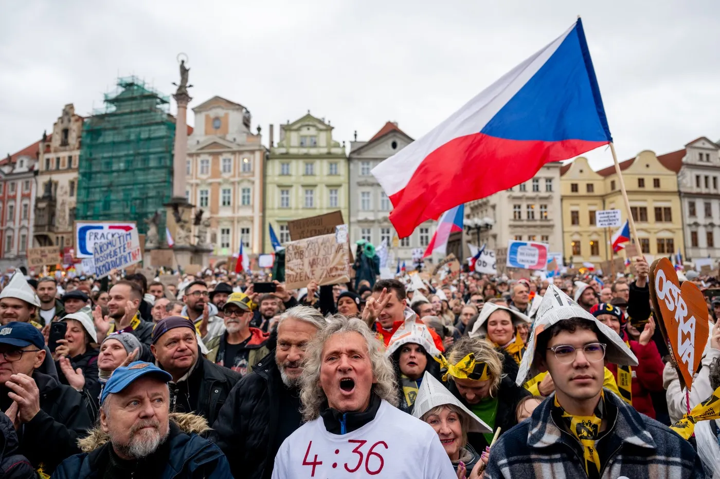 Zeci de mii de cehi au protestat contra unui proiect al guvernului Babis, adoptat noaptea. „Nu vrem întoarcerea la cenzură”