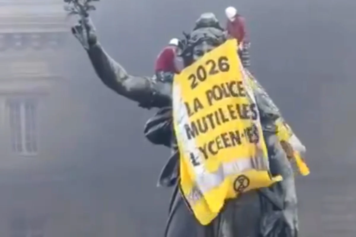 „Vestele galbene” revin în stradă în Franța: protestatarii au luat cu asalt Primăria din Marsilia și au incendiat mașini. Peste 270 de rețineri