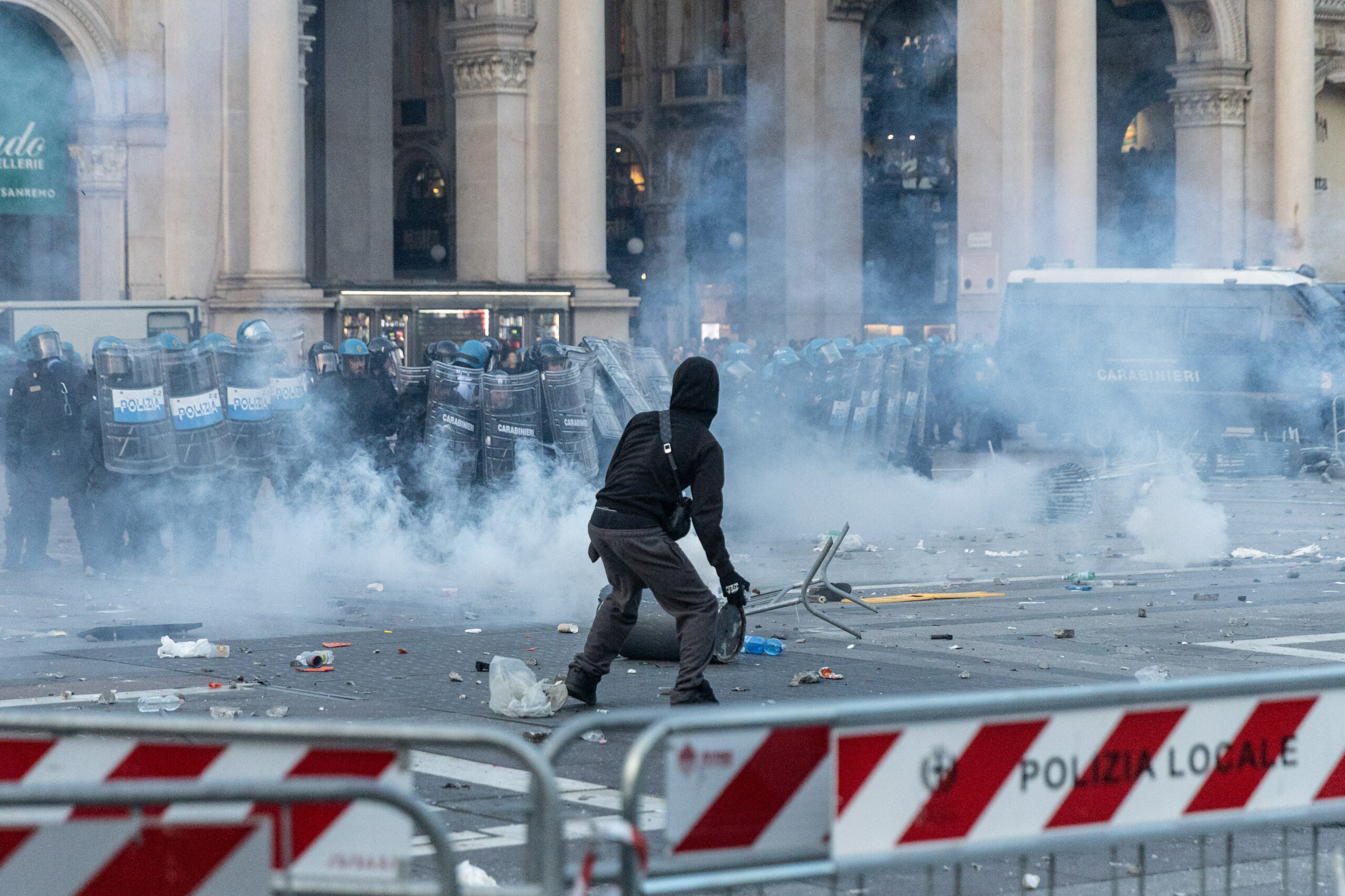 Europa, în stradă: noi proteste în Franța, 70.000 de polițiști mobilizați și militari pe străzile din Milano