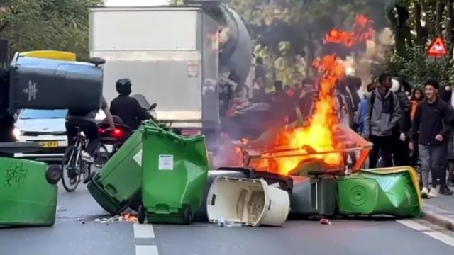 Francezii se tem de o extindere a revoltei din școli. Guvernul acuză extrema stângă că vrea să „arunce țara în haos”